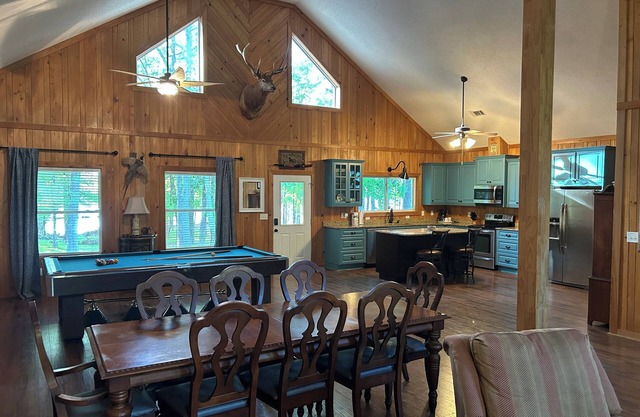 4-bedroom home on Clark’s Hill Lake with, AC, WiFi, Covered Dock & Boat Ramp.
