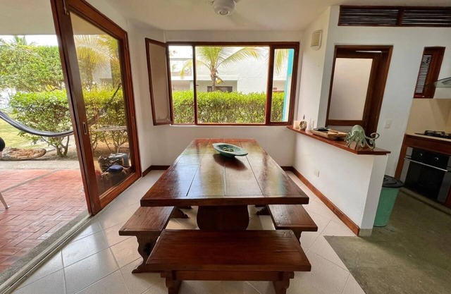 4-bedroom house in enchanting Santiago de Tolú with WiFi, AC