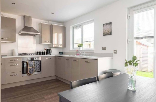 4 Bedroom House - Free Parking