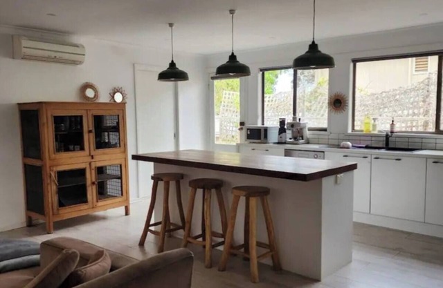 4-bedroom house in fabulous Ocean Grove with WiFi, AC. Enjoy your stay