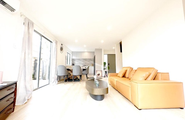 4-Bedroom House in the NorthShore of Auckland, Walk to the beach