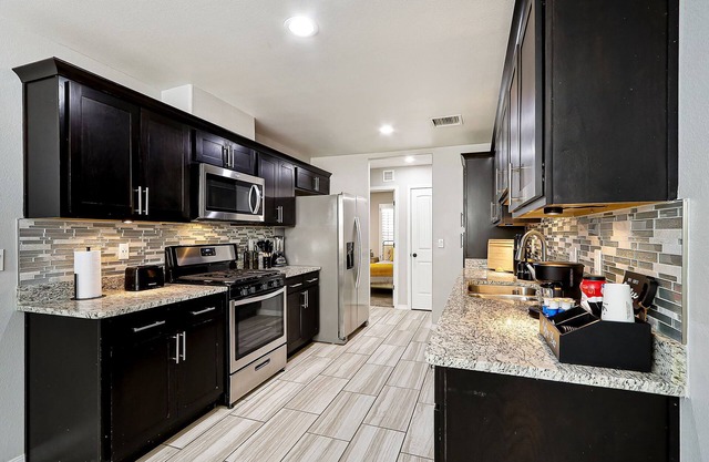 4-bedroom house in welcoming Horizon City with AC, WiFi. Enjoy your stay!