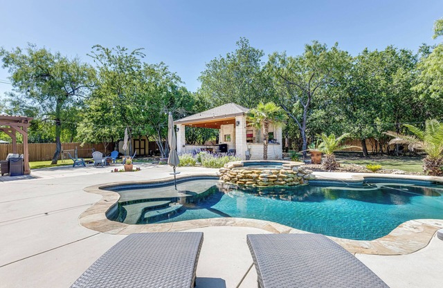 4-bedroom house in San Antonio, close to Sea World and Lackland AFB with pool!