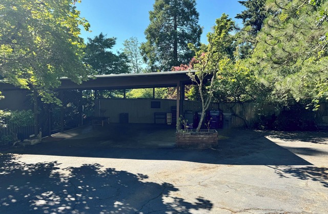 4-bedroom house on 4 peaceful acres in South Eugene with WiFi, AC & EV charging!