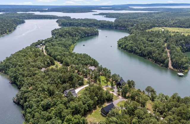 4-bedroom house on Greers Ferry Lake