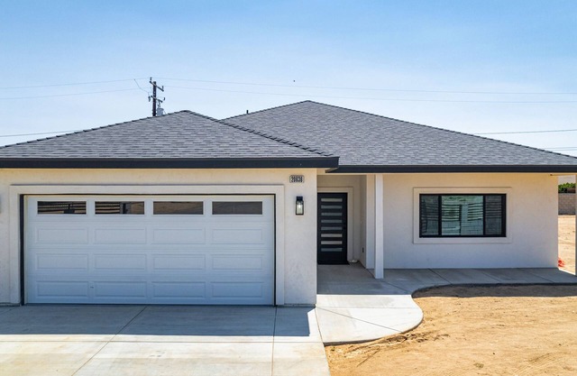 4-bedroom house in delightful California City with AC
