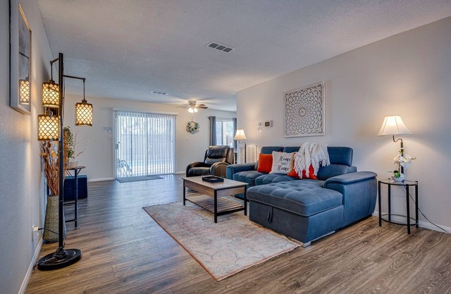 4-bedroom house w/ pool 15 mins from strip