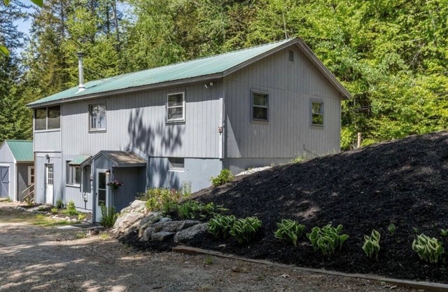 4 bedroom house with Hot Tub, close to skiing and Moose Pond