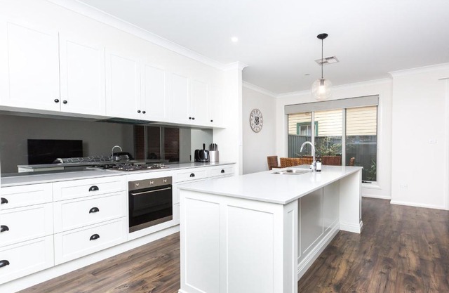 4 Bedroom Inner City Townhouse - SLEEPS 9 !