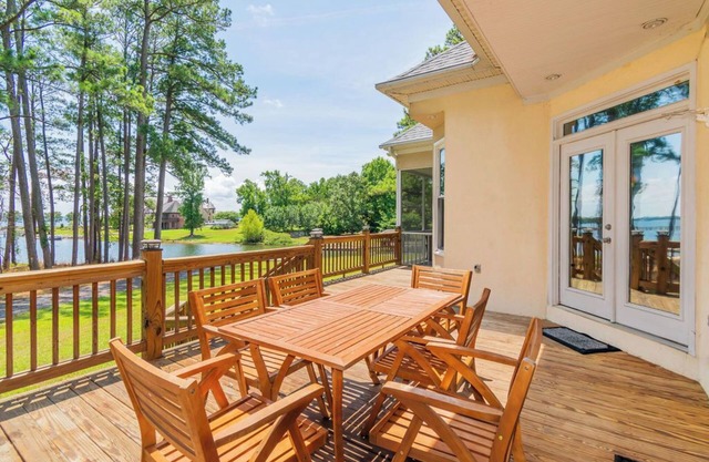 4 bedroom Lake front house 5 mins from liberty with private ramp and dock!