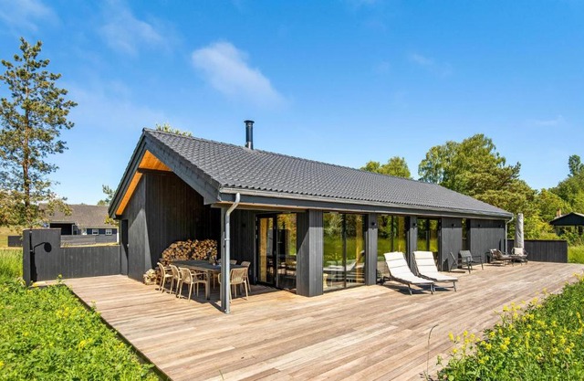 4 Bedroom Lovely Home In Aakirkeby