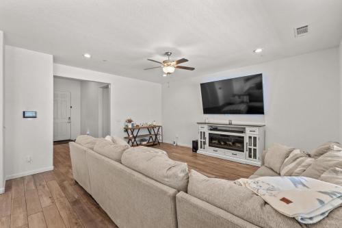 4 Bedroom Modern Oasis Near Sequoias