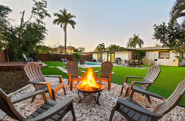 4 Bedroom Pool Oasis. Close to great Beaches & Baseball