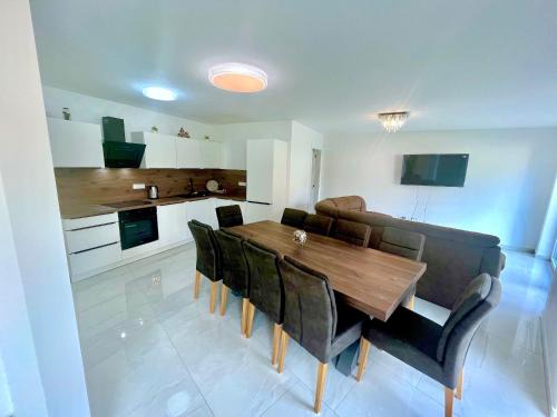 4 Bedroom Private House On The Hill