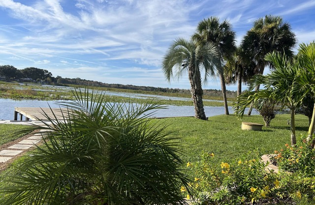 4 bedroom Retreat Sleeps 11 with Dock on Lake Weir near The Villages & Orlando