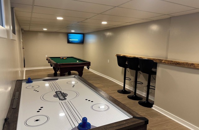 4- Bedroom Retreat w/ Sauna, Game Room, Patio & Walk to Golf, Bars & Restaurants