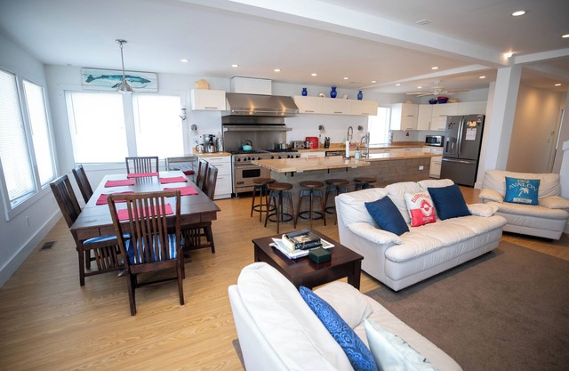 4 Bedroom Ship Bottom Beach House w/Hot Tub + Game room! 1 Block to the Beach!