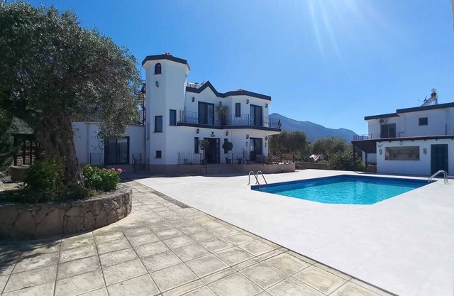 4 bedroom, spacious villa with private pool and large garden, close to Bellapais