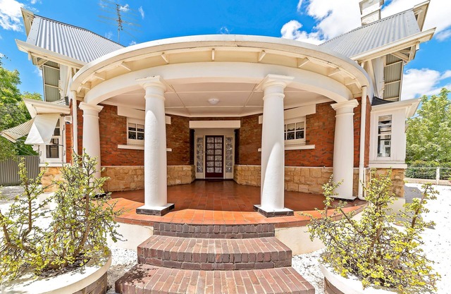 4 bedroom stone home walking distance to the best restaurants