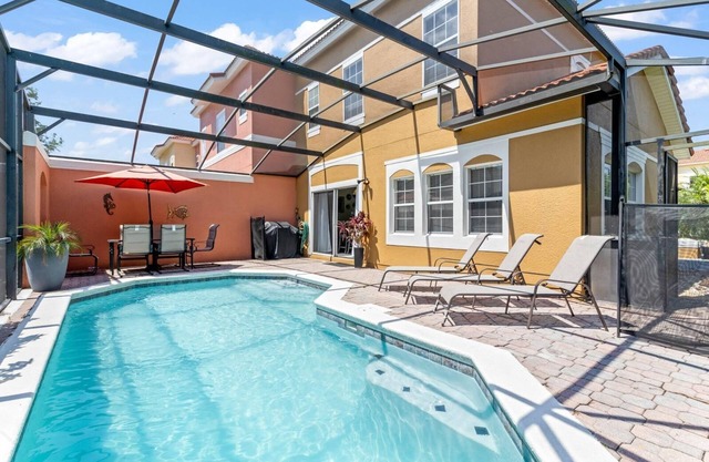 4-bedroom townhome in welcoming Kissimmee pool home, 25 minutes from Disney!