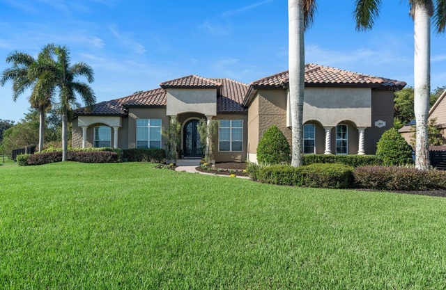 4-bedroom Vacation house with pool in Kissimmee close to attractions.