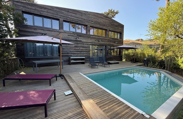 4-bedroom villa with heated pool - Piraillan (3mn walk from the Market)