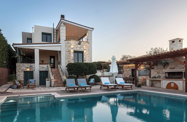 4-Bedroom Villa Near Downtown by Delfus
