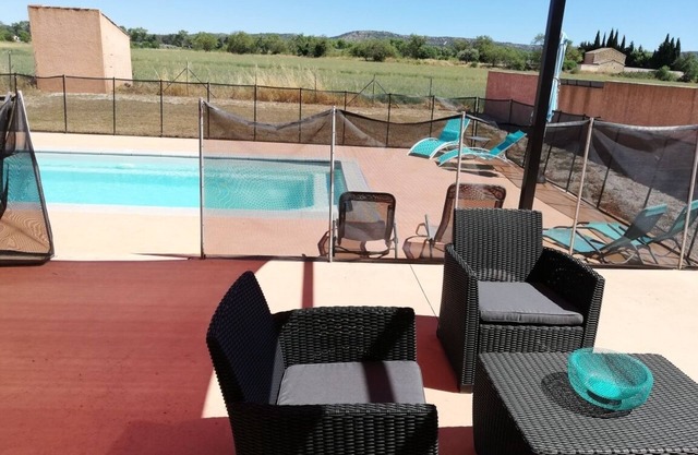 4-bedroom villa, open view over fields, swimming pool, enclosed garden