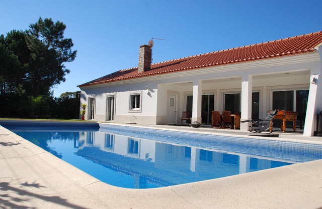 Villa de 4 dormitorios con jardín y piscina.