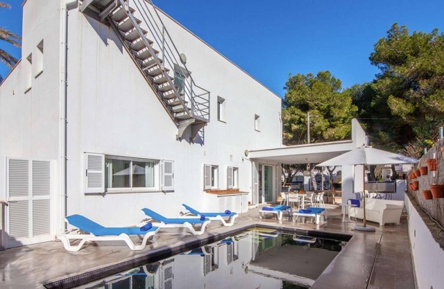 4 Bedroom villa with sea views and pool.