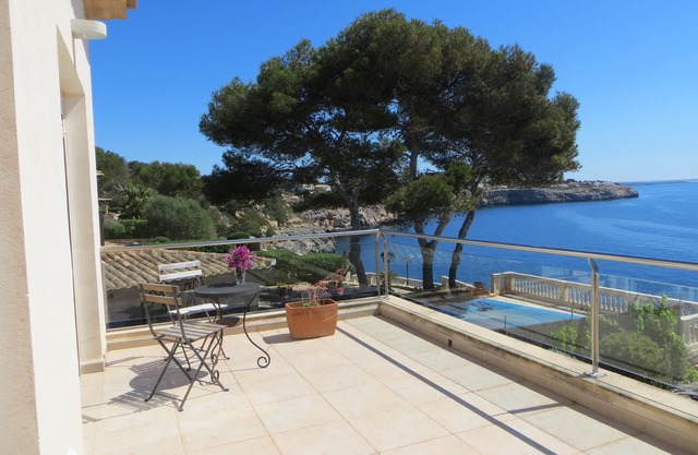 Villa de 4 dormitorios con impresionantes vistas al mar y a la piscina.