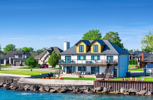 4 Bedroom Waterfront Retreat Near Point Pelee National Park