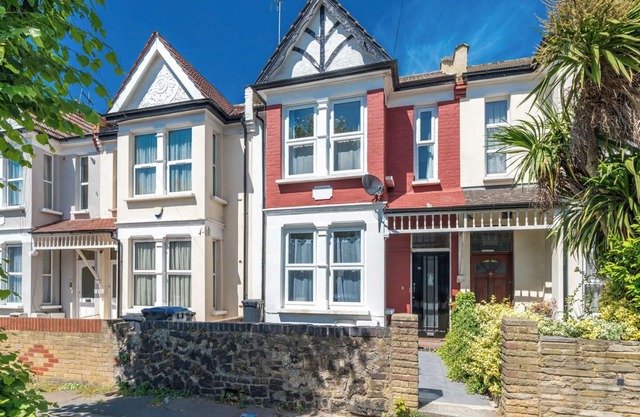 4 Bedroomed Home with 2 Baths & Free Parking