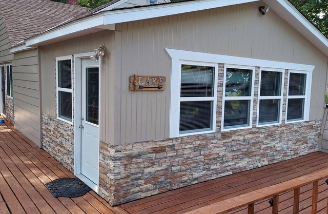 4 Bedrooms 1.5 Bath Great Views Walking distance to town Bike Trail quiet area
