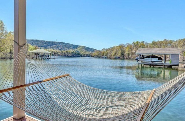 "Retiro de la casa de los sueños" Showplace Home w / Great Dock-Sleeps 8! ¡Wi-Fi gratis! ¡Sala de juego!