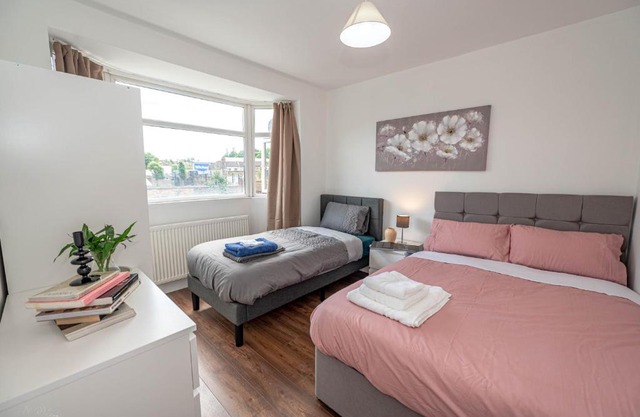 4 bedrooms,2 bathrooms house with free parking