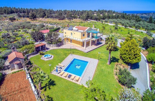4 Bedrooms, 3 Bathrooms, Private Pool, Large Garden