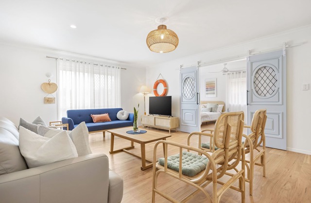 4 Bedrooms Beach House at Hervey Bay - 5 stars
