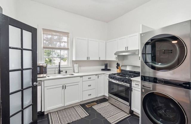 4 Bedrooms - Close to Downtown and Park Circle!