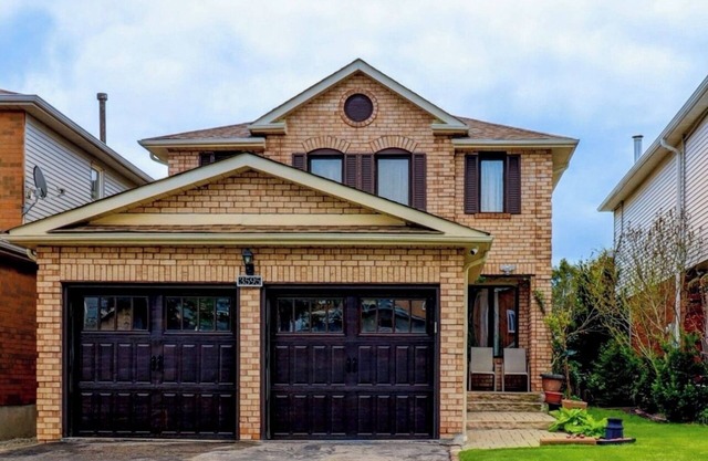 4 Bedrooms Detached Home with parking, closer to commercial area