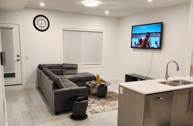 4 Bedrooms Home near Lake