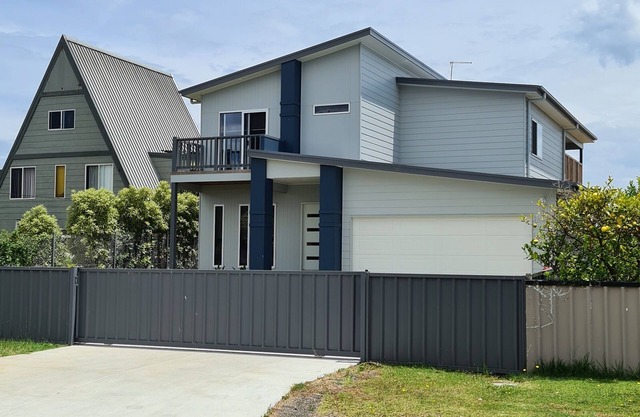 4 bedrooms, large deck, park views