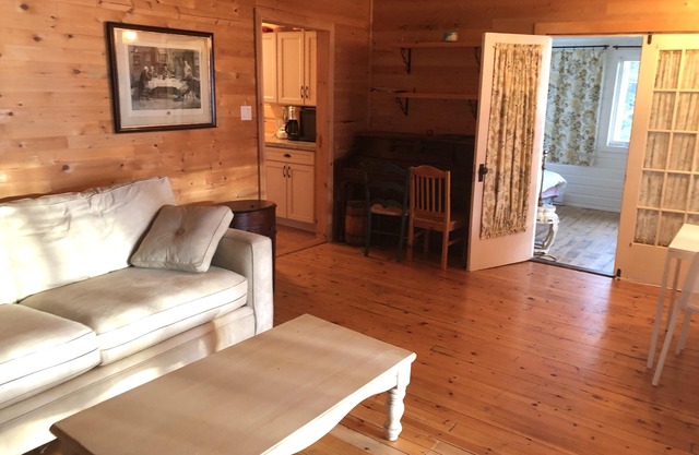 4 bedrooms lovely cottage right on water
