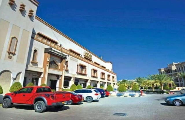 4 habitaciones con baño privado en Madinat Qaboos en el centro de la ciudad