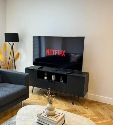 4 Beds Work Housing Near Croydon with Free Parking, High Speed WIFI sleeps up to 9