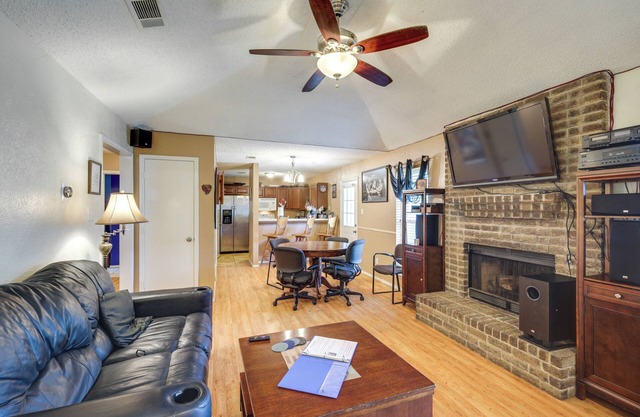 4 Blocks to AT&T Stadium: Home w/BBQ-Ready Yard!