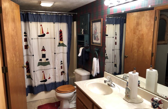 4 BR 3 baños casa serena en el lago Nolin con muelle, con chimenea de leña