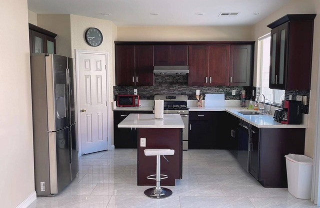 4 BR centrally located House - 10 Minutes From The Strip