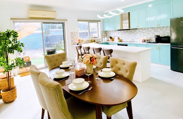 4 BR Townhouse Awesome Location 8 km to Melbourne CBD