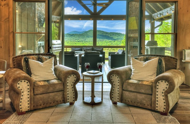 4 BR w Views, Private trails, hot tub, grill